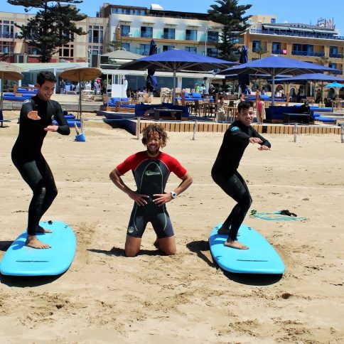 Stage de surf de 6h à Essaouira: cours collectif pour débutant et intermédiaire