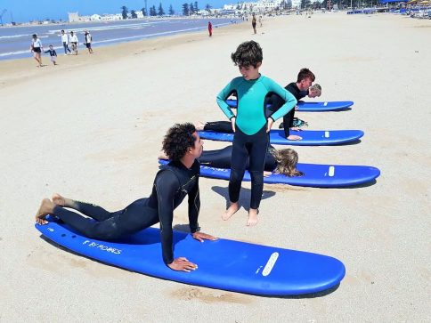 Stage de surf de 10h à Essaouira: cours collectif pour débutant et intermédiaire