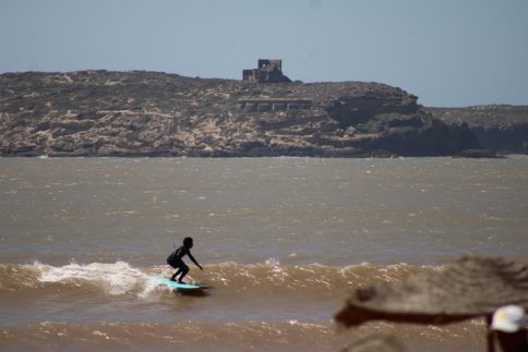 Cours de surf de 1h à Essaouira: cours collectif pour débutant et intermédiaire