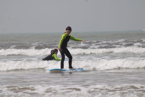 Cours de surf de 1h à Essaouira: cours privé pour débutant et intermédiaire